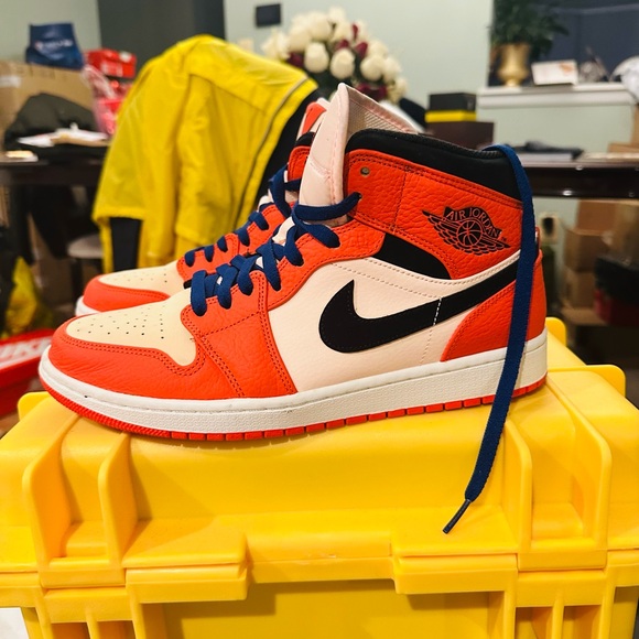 Air Jordon 1 Mids SE - Picture 2 of 8